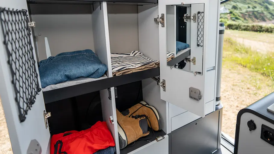Blick in den geöffneten Kleiderschrank des Antilope Van Flex 2.