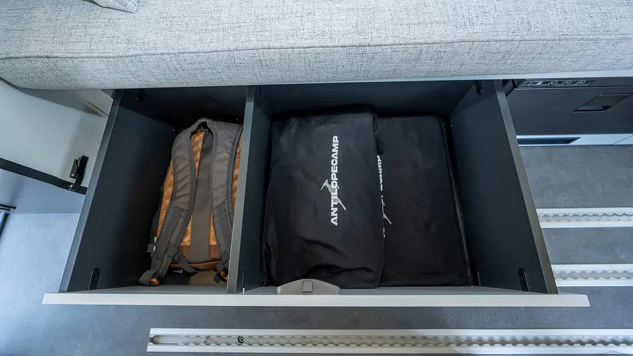 Blick in die geöffnete Schublade unter der Sitzbank des Antilope Van Flex 2.