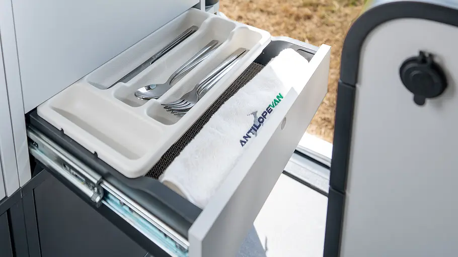 Die Besteckschublade an der Heckküche des Antilope Van Flex 2 im Detail.