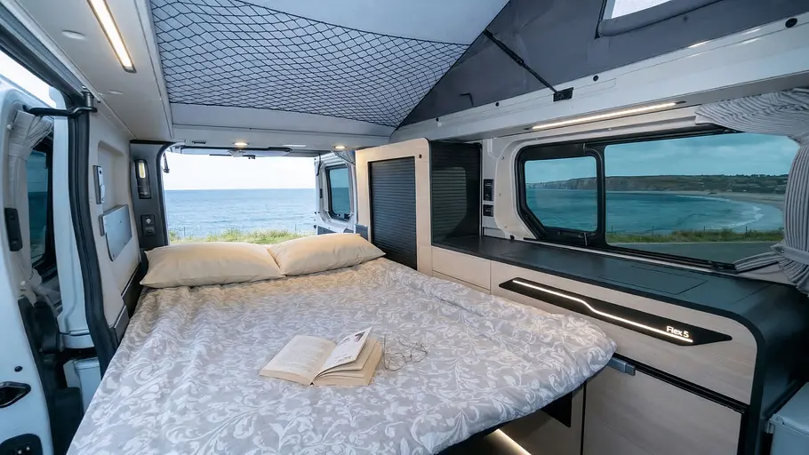 Die Innenaufnahme zeigt das untere Bett des Antilope Van Flex 5.