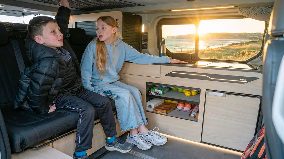 Die Innenaufnahme zeigt die Rückbank des Antilope Van Flex 5 mit zwei Kindern.