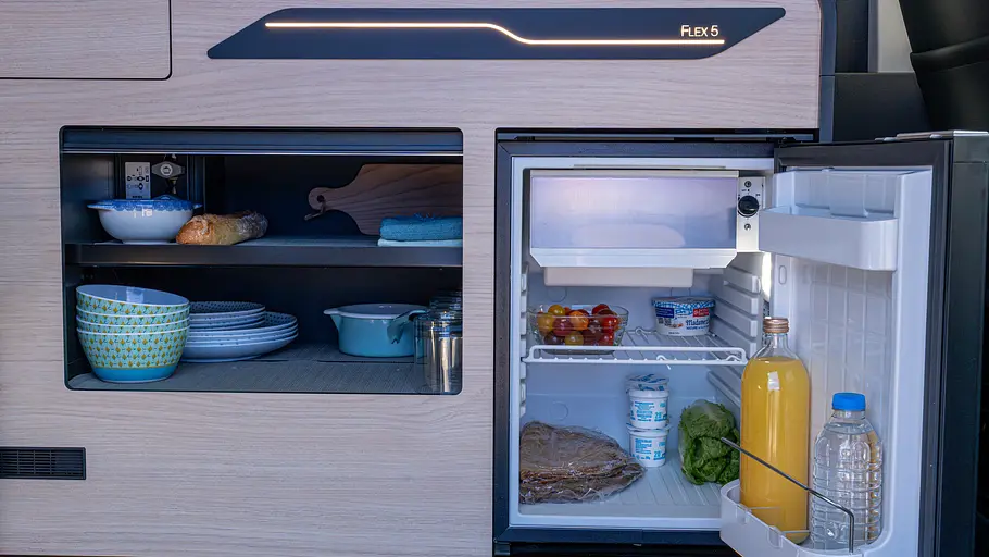 Die Detailaufnahme zeigt den Stauraum und Kühlschrank in der Küchenzeile des Antilope Van Flex 5.
