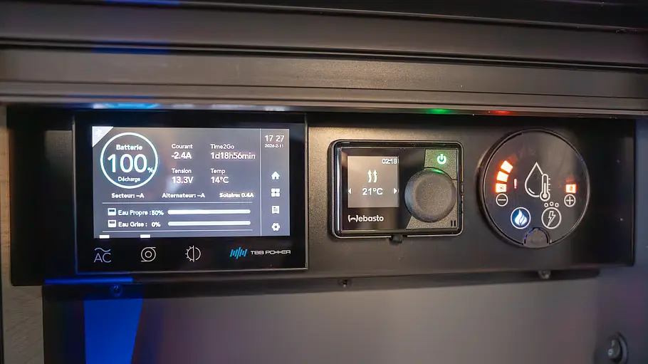 Die Bedienpanel für Batterie (links), Standheizung (Mitte) und Warmwasser (rechts) im Wohnraum des Antilope Van Flex 5.