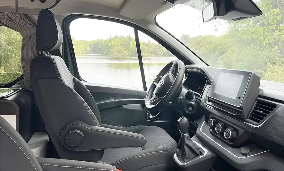 Die Innenaufnahme zeigt das Cockpit des Antilope Van Flex 5 (2025) in der Seitenansicht.