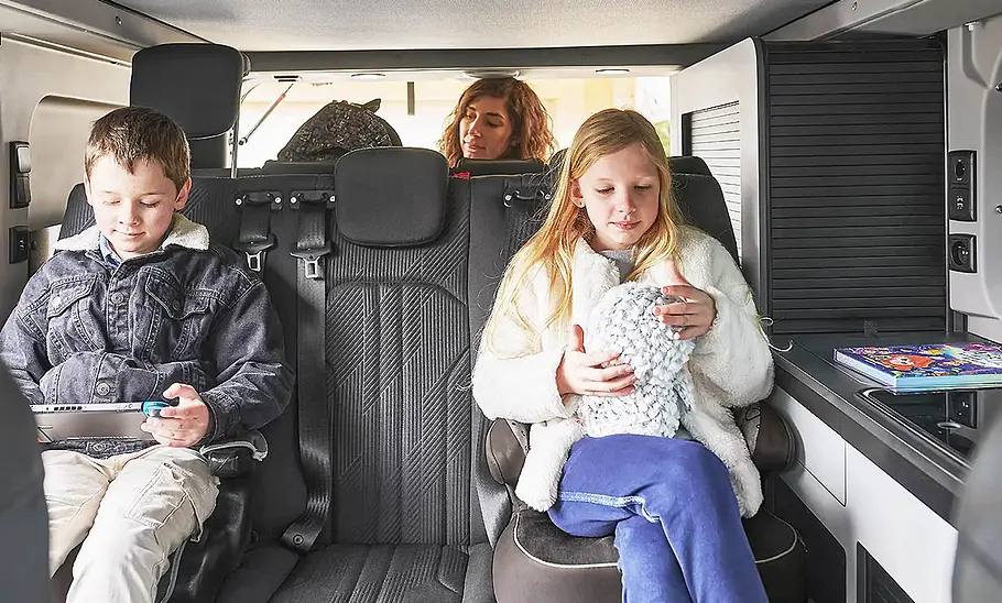 Die Innenaufnahme zeigt auf der Rückbank des Antilope Van Flex 5 (2025) angeschnallte Kinder.