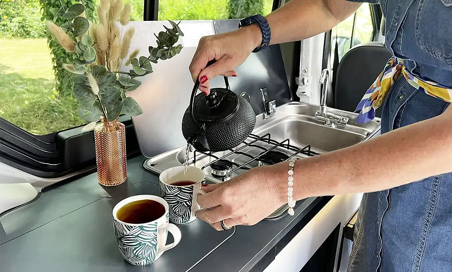 Die Detailaufnahme zeigt das Kaffeemachen in der Küchenzeile des Antilope Van Flex 5 (2025).