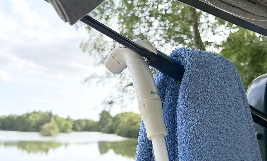 Der Handbrausekoopf klemmt am Heckklappenlifter des Antilope Van Flex 5 (2025).