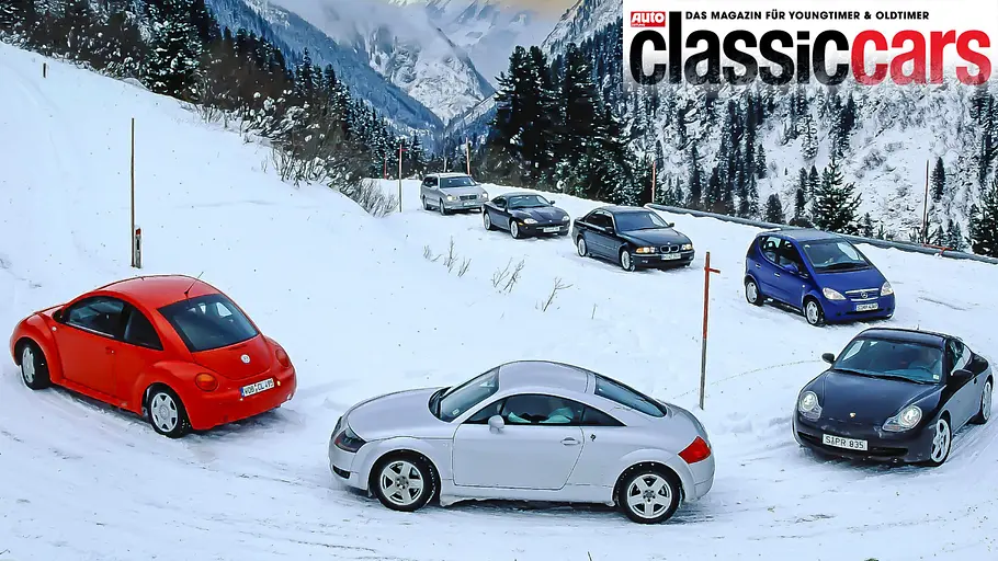 Sieben Testwagen fahrend auf einer Bergstraße fotografiert. 