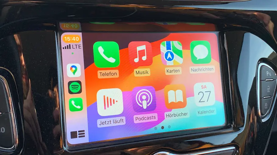 Apple CarPlay Das Interface von Apple CarPlay auf dem Touchscreen eines Opel Corsa E.