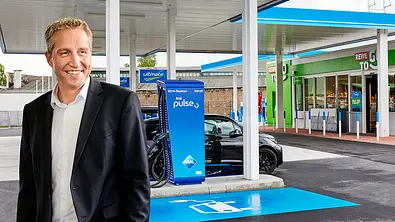 Aral-Chef Achim Bothe vor einem Ladepark für Elektroautos. - Foto: Aral