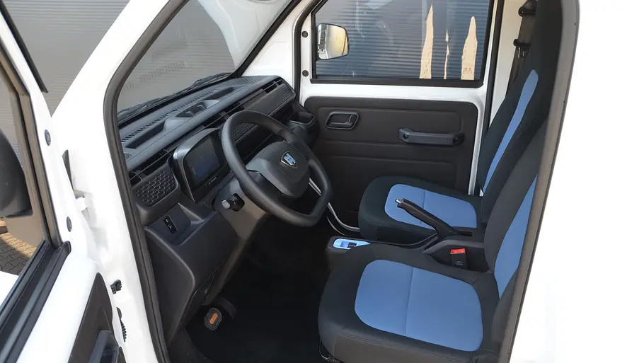 Ari 458 Pro Campingmobil Blick in die Fahrerkabine des Ari 458 Pro Campingmobil durch die geöffnete Fahrertüre.