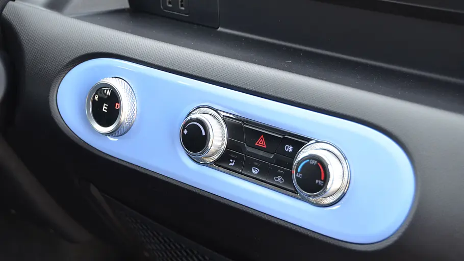 Ari 458 Pro Campingmobil Gangwahl-Drehregler und Klimabedienung im Armaturenbrett des Ari 458 Pro Campingmobil im Detail.