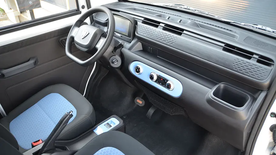 Ari 458 Pro Campingmobil Blick auf das Armaturenbrett des Ari 458 Pro Campingmobil durch die Beifahrertüre.