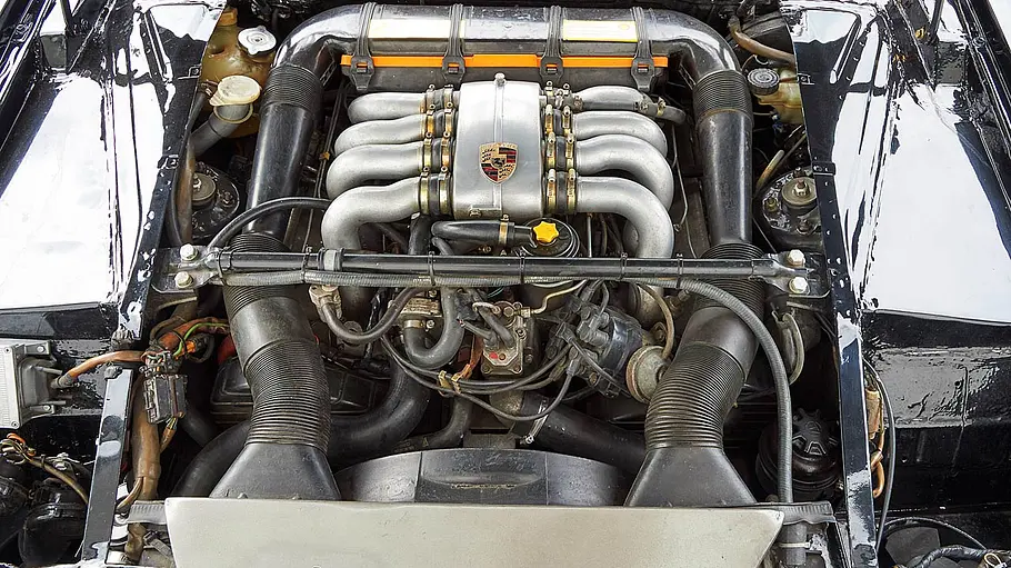 Motor des VW Golf 928 (Artz-Golf), fotografiert von oben.
