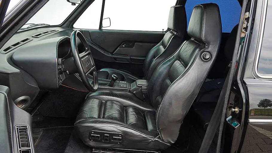 Vordersitze des VW Golf 928 (Artz-Golf), fotografiert von der Seite.