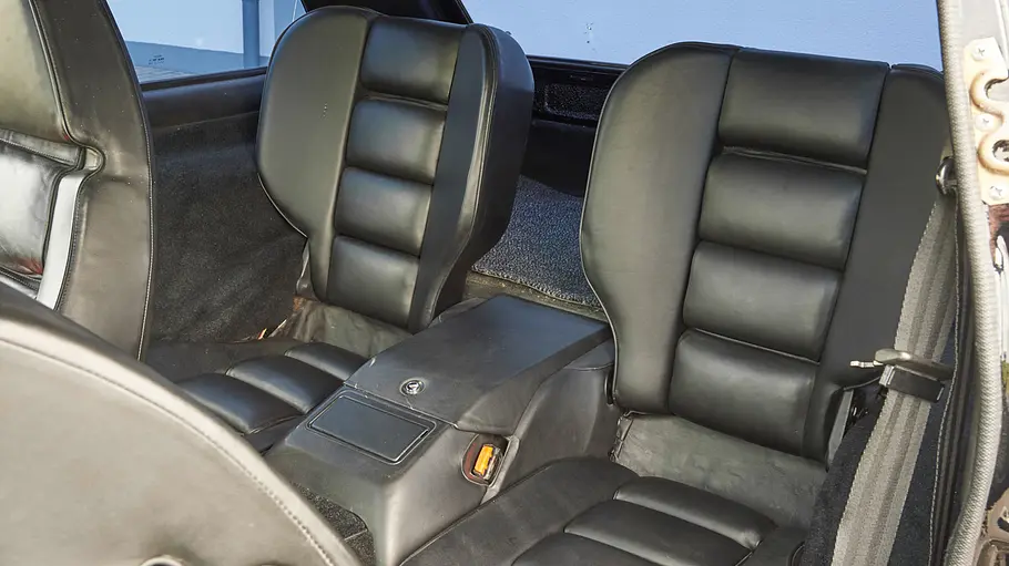 Rücksitze des VW Golf 928 (Artz-Golf), fotografiert von vorne.
