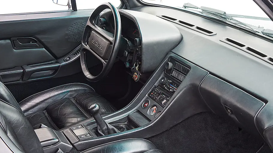 Cockpit des VW Golf 928 (Artz-Golf), fotografiert von der Seite.
