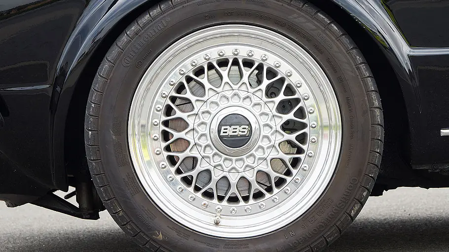 Rad des VW Golf 928 (Artz-Golf), fotografiert von der Seite.