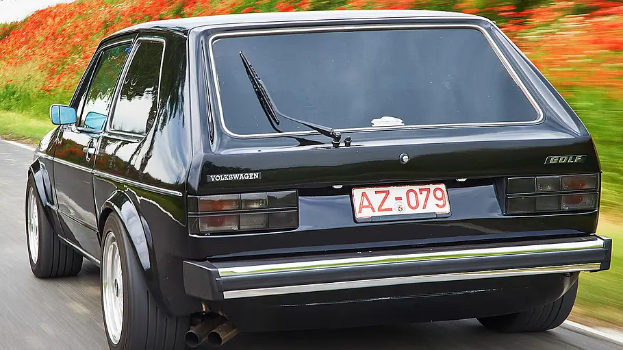 VW Golf 928 (Artz-Golf), fahrend fotografiert von schräg hinten.
