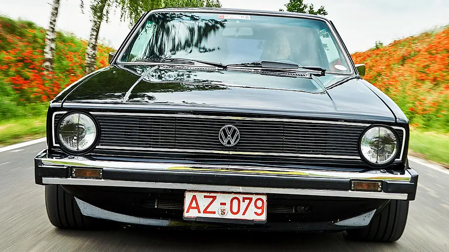 VW Golf 928 (Artz-Golf), fahrend fotografiert von vorne.