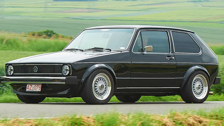 VW Golf 928 (Artz-Golf), fahrend fotografiert von schräg vorne.