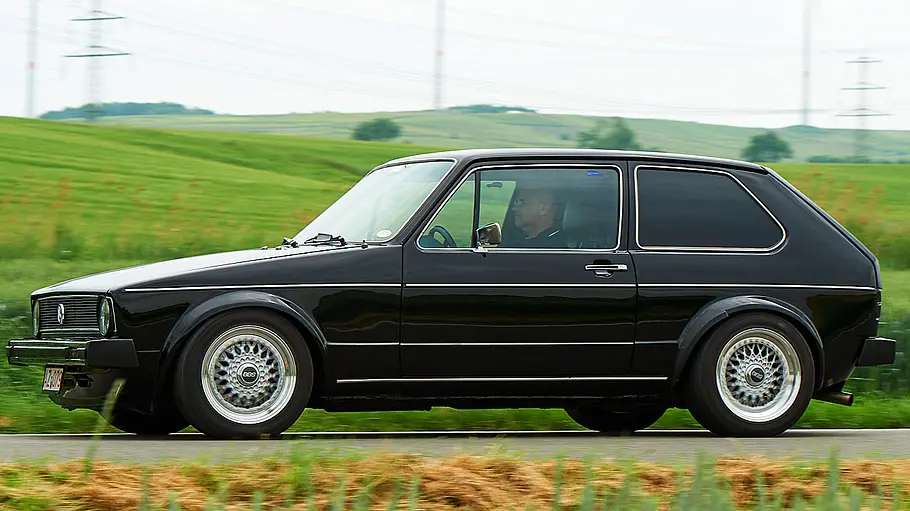 VW Golf 928 (Artz-Golf), fahrend fotografiert von der Seite.