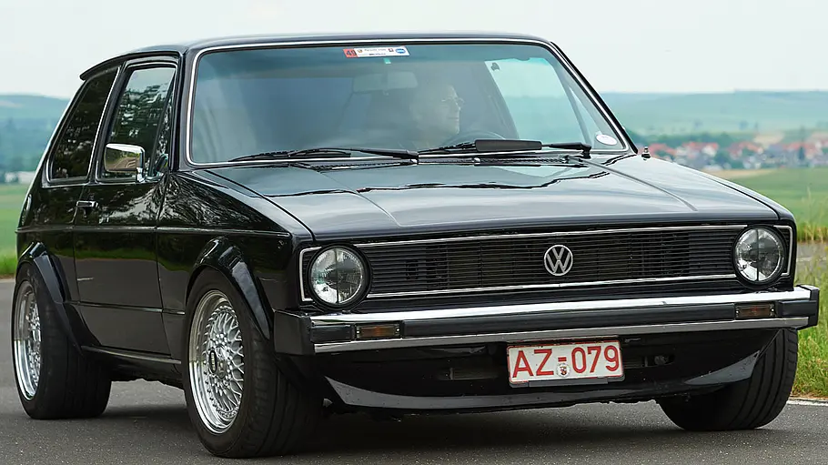 VW Golf 928 (Artz-Golf), fahrend fotografiert von schräg vorne.