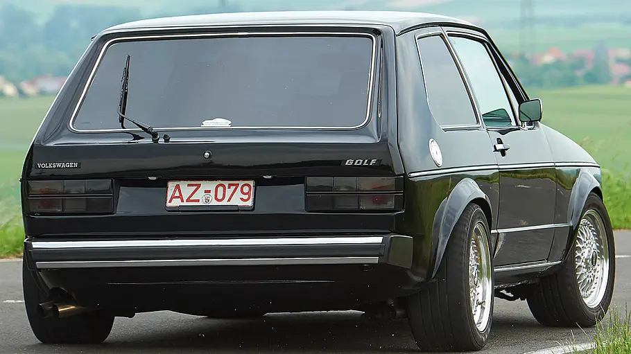 VW Golf 928 (Artz-Golf), fahrend fotografiert von schräg hinten.