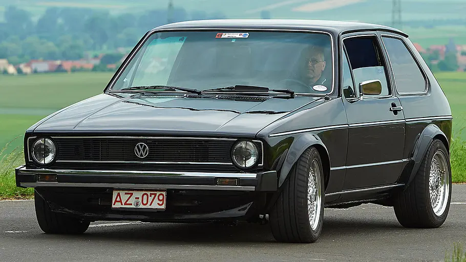 VW Golf 928 (Artz-Golf), fahrend fotografiert von schräg vorne.
