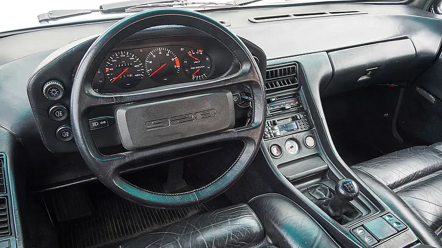 Lenkrad des VW Golf 928 (Artz-Golf), fotografiert von schräg hinten.