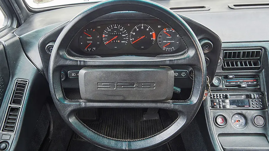 Lenkrad des VW Golf 928 (Artz-Golf), fotografiert von hinten.
