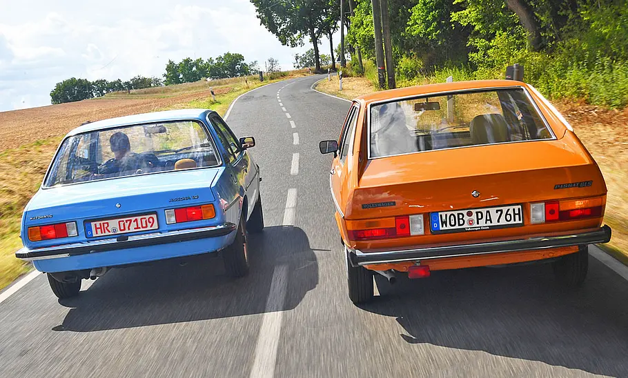 Opel Ascona B/VW Passat B1 Opel Ascona B/VW Passat B1 nebeneinander fahrend von hinten fotografiert.