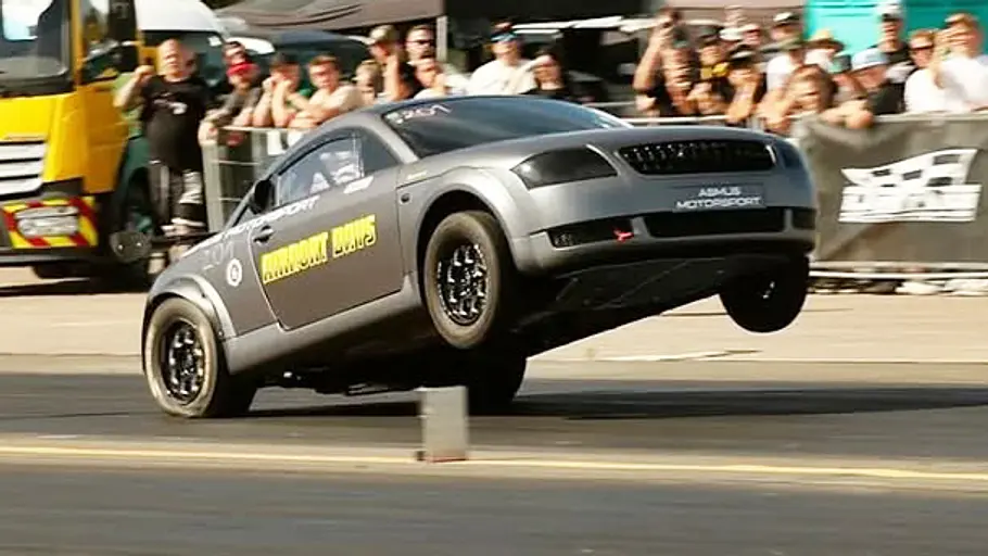 Asmus Motorsport Audi TT beim Start des Drag Racing, fotografiert von schräg vorne.