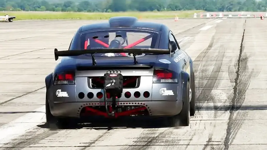 Asmus Motorsport Audi TT beim Start des Drag Racing, fotografiert von hinten.