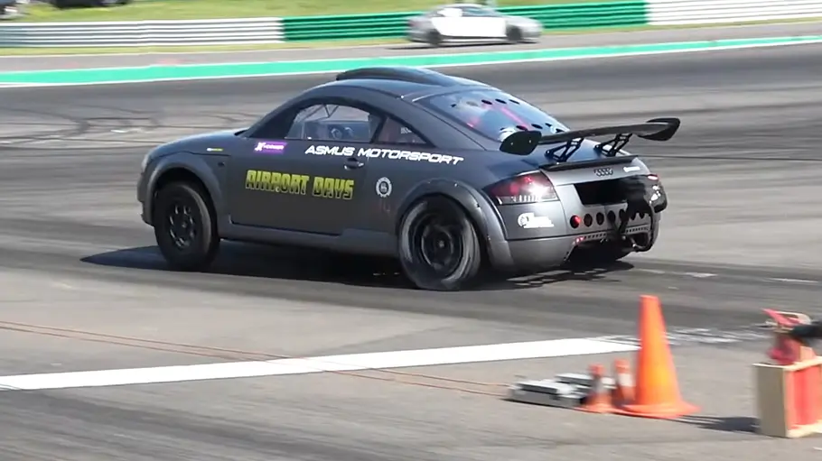 Asmus Motorsport Audi TT beim Start des Drag Racing, fotografiert von der Seite.