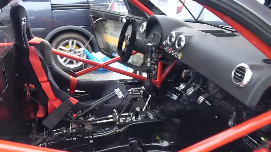 Cockpit des Asmus Motorsport Audi TT, fotografiert von der Seite.
