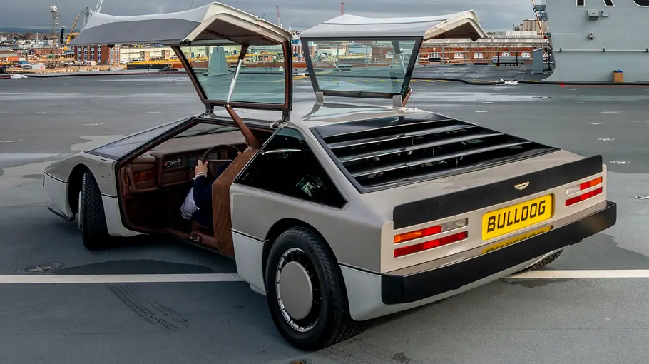 Der Aston Martin Bulldog stehend von schräg hinten.