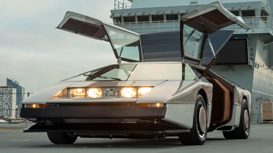 Der Aston Martin Bulldog stehend von vorne.