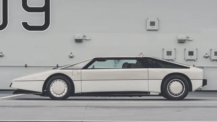 Der Aston Martin Bulldog stehend seitlich.