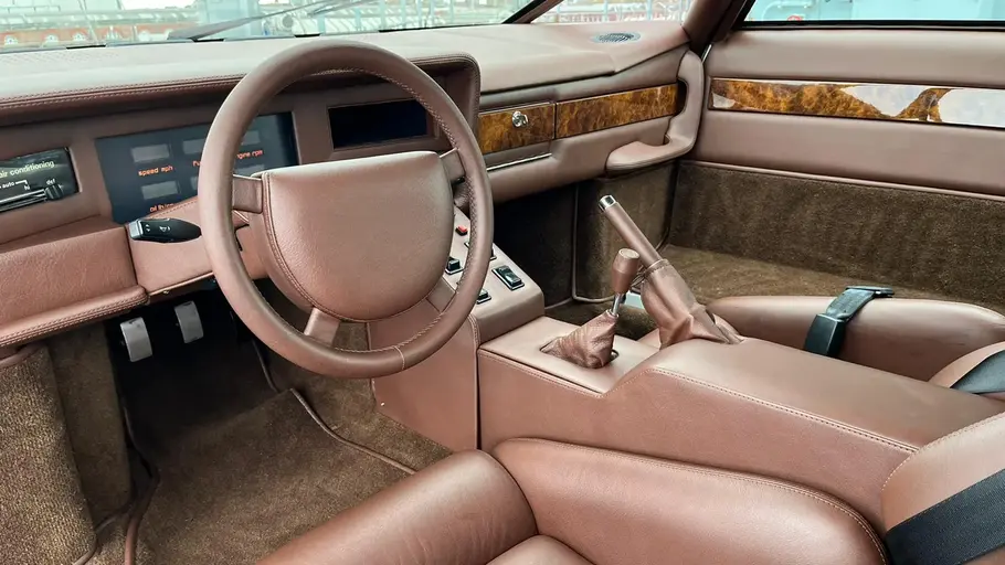 Das Cockpit des Aston Martin Bulldog.