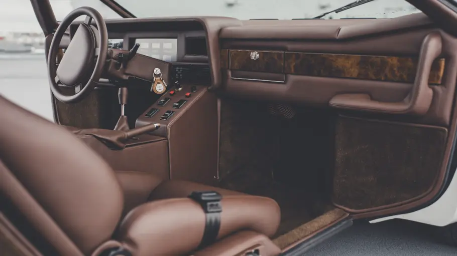 Der Innenraum des Aston Martin Bulldog.