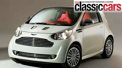 Blick von schräg vorne auf den Aston Martin Cygnet. - Foto: Aston Martin