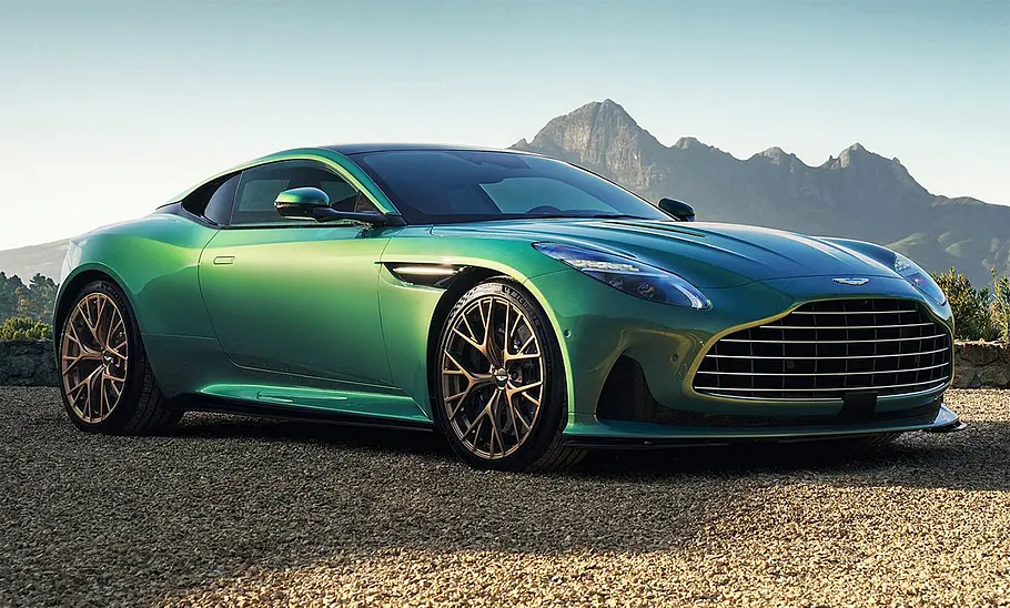 Aston Martin DB12 (2023) Der Aston Martin DB12 (2023) stehend von schräg vorne fotografiert.