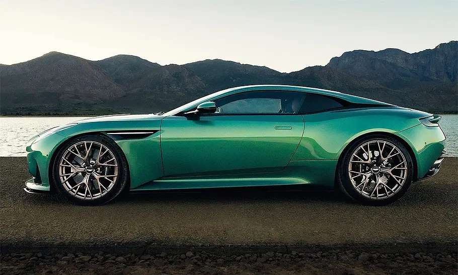 Aston Martin DB12 (2023) Der Aston Martin DB12 (2023) stehend von der Seite fotografiert.