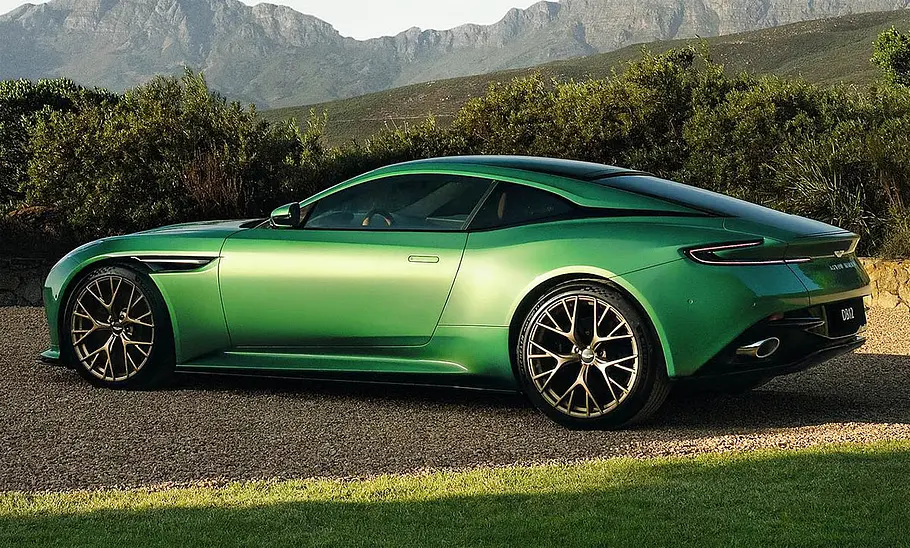 Aston Martin DB12 (2023) Der Aston Martin DB12 (2023) stehend von schräg hinten fotografiert.