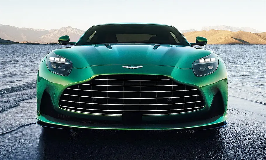 Aston Martin DB12 (2023) Der Aston Martin DB12 (2023) stehend von vorne fotografiert.