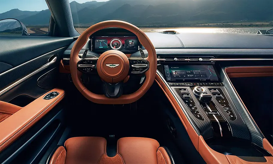 Das Cockpit des Aston Martin DB12 (2023).