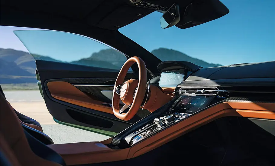 Aston Martin DB12 (2023) Das Cockpit des Aston Martin DB12 (2023) bei geöffneter Fahrertür.