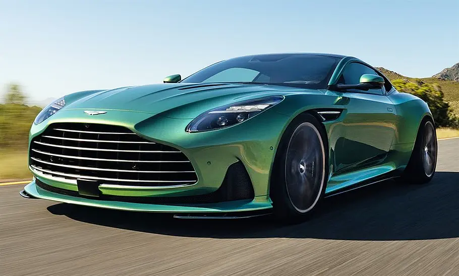 Aston Martin DB12 (2023) Der Aston Martin DB12 (2023) fahrend von schräg vorne fotografiert.