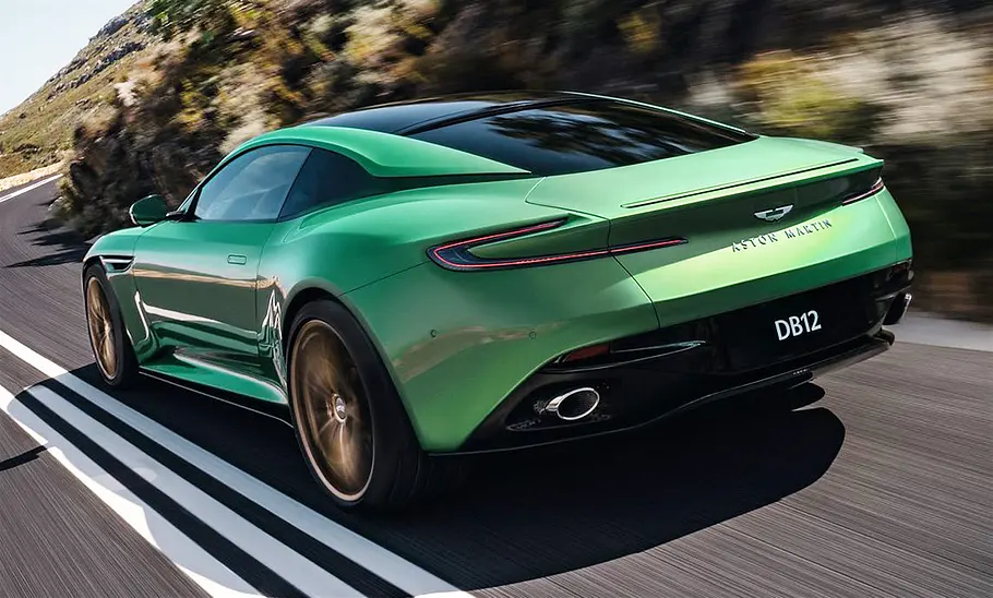 Aston Martin DB12 (2023) Der Aston Martin DB12 (2023) fahrend von schräg hinten fotografiert.